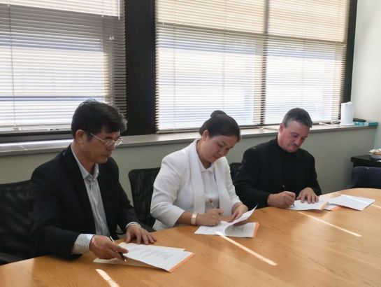 Mrs. Hoang Nguyen Thu Thao, CEO of NHG and Mr. Thomas B. Hasset, Vice President of Global Recruitment of Gannon Universtity, USA signed a cooperation contract to exchange instructors, students and curricula
