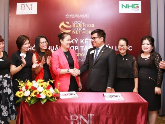 Ms. Hoang Nguyen Thu Thao, CEO of NHG and Mr. Nguyen Kien Tri, Vice President of BNI Vietnam, constructing the signing ceremony, in the presence of Mr. Ho Quang Minh, Chairman of BNI Vietnam, BNI's regional leaders as well as businesspeople in BNI network and the media.