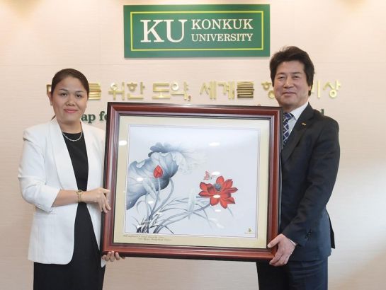 Mrs. Hoang Nguyen Thu Thao, CEO of NHG gave the special gift to KU president – a picture with lotus - the Vietnamese national flower.