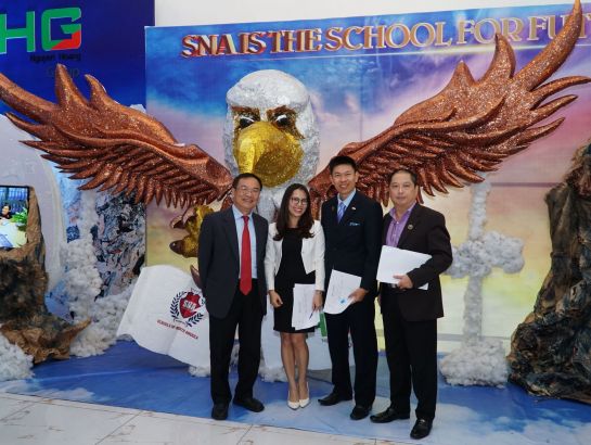 The judges took photo with SNA's Eagle Nest - which won the first prize of “Together Building Eagle Nest” Contest.