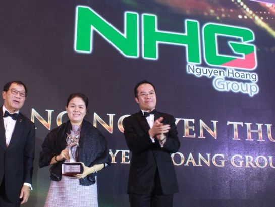 Mrs. Hoang Nguyen Thu Thao – CEO of Nguyen Hoang Group (NHG) received APEA award 2017