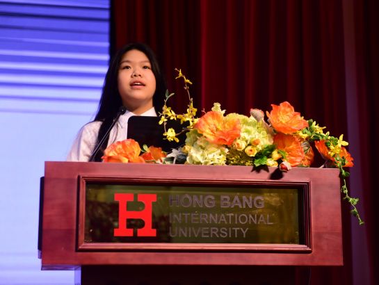 If a mother is called the soul of a family, then a great teacher is the soul of an amazing class” – Truong Hoang Bao Thu (Cindy), student of class 9, SNA, representing for students in the system, expresses her appreciation toward the teachers.