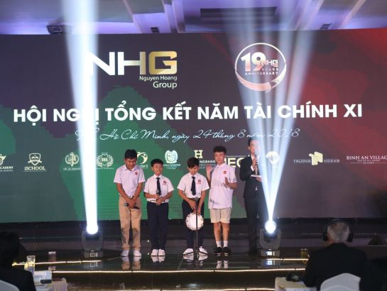 The “kid stars” from left to right: The Champion Couple of The Awesome Duet Kids 2018 Nhat Duy - Tan Bao, The First Runner-up of The Voice Kids 2016 Hoang Anh and The Tambourine Boy Hieu Trung – students of SNA và iSchool South Saigon interacted with MC and guests.
