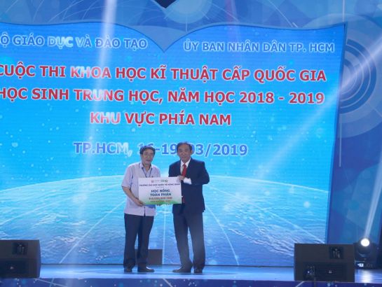 Associate Professor, Dr. Ho Thanh Phong, President of Hong Bang International University (HIU) awarding scholarships at the competition.
