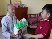 On December 18th and 19th, children of kindy grade and teachers of iSchool Bac Lieu went to present gifts to over 70 orphans, 50 elderly people at the social protection center of Bac Lieu province and Long Phuoc shelter.